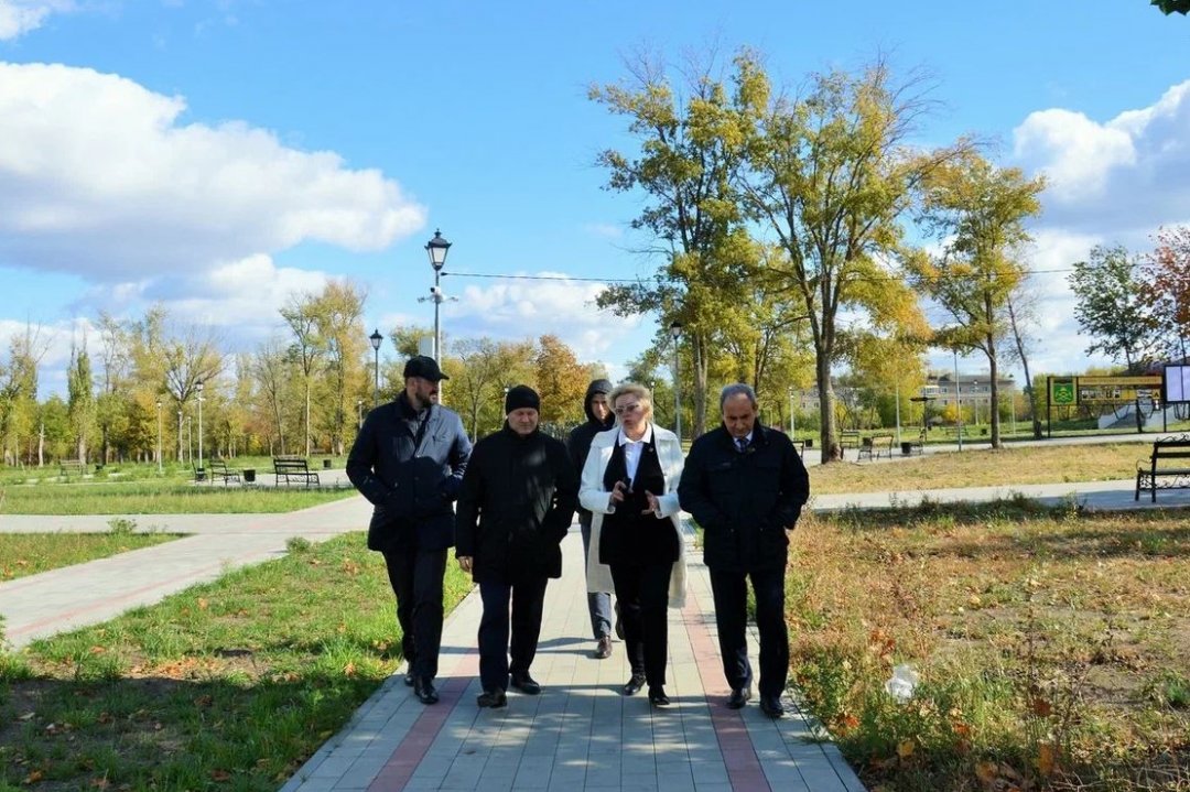 В Белокалитвинском районе предприятие по выпуску верхней женской одежды производит 25000 единиц изделий в год