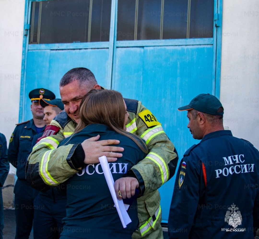 Чтобы смыть всю сажу и копоть: огнеборцы Белой Калитвы окатили водой коллегу, уходящего на пенсию