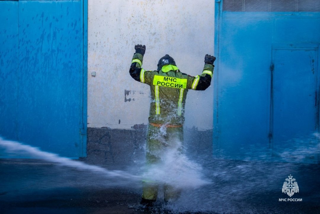 Чтобы смыть всю сажу и копоть: огнеборцы Белой Калитвы окатили водой коллегу, уходящего на пенсию